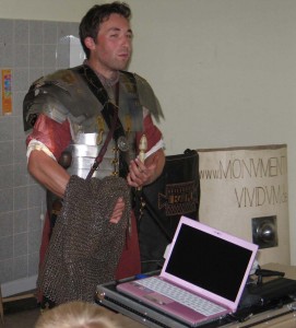 Ein Römer mit Laptop: Herr Geisberger in voller Rüstung